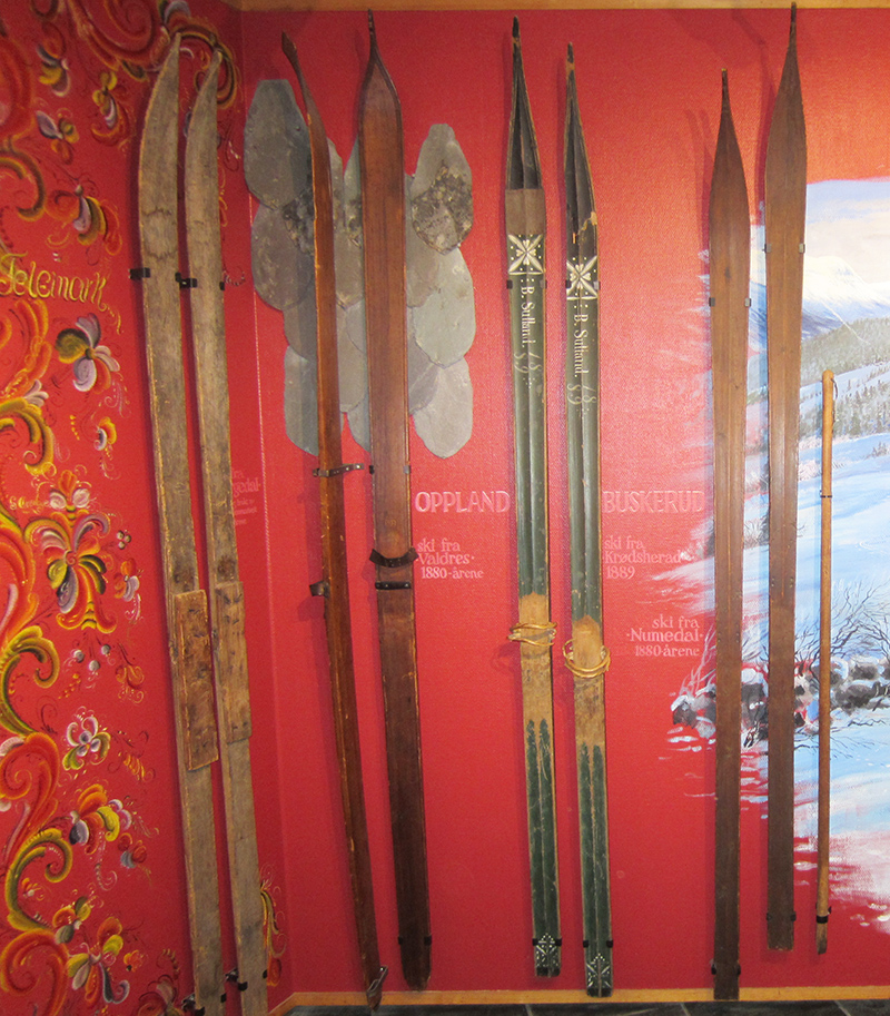 Gamle ski fra Krødsherad, utstilt på Skimuseet i Holmenkollen